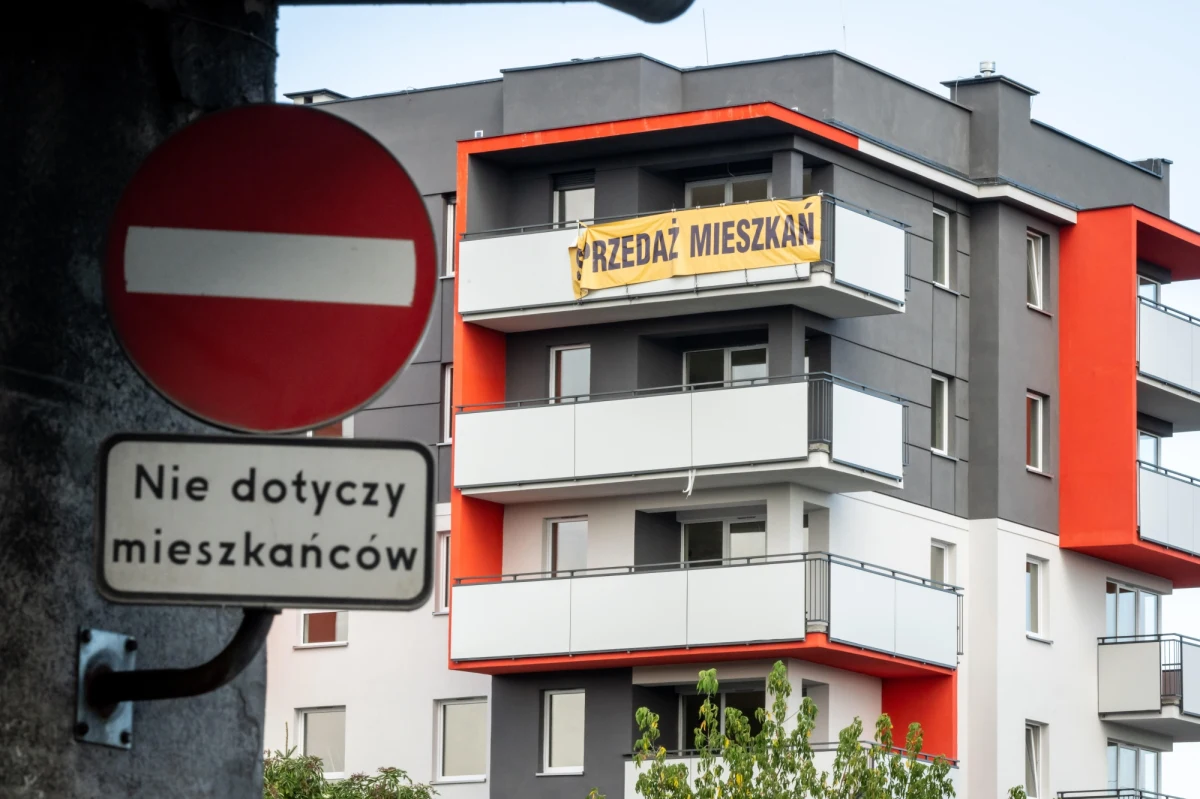 Banki ułatwiają dostęp do kredytów hipotecznych. Najnowsze dane pokazują, że pierwszy raz od dwóch lat, nieznacznie zaczęło spadać proponowane oprocentowanie. Może to oznaczać wzrost naszej zdolności kredytowej. 