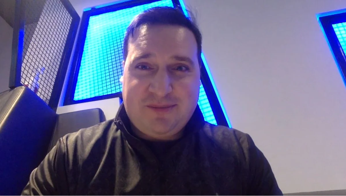 Dawid Muszyński był gościem Świątecznego przewodnika filmowego w Radiu RMF24. Redaktor naczelny portalu naEKRANIE.pl zdradził, że nie wyobraża sobie świąt bez... "Kevina samego w domu"! Ale nie tylko. Dziennikarz ogląda co roku także drugą część "Szklanej Pułapki" oraz "Powrót Batmana". Co poleca naszym słuchaczom?