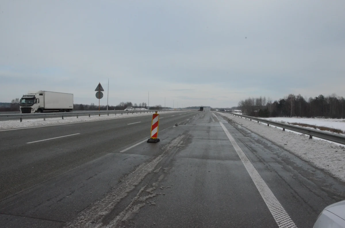 Szybciej, bezpieczniej i bardziej komfortowo - tak będzie się jeździć autostradą A1 w stronę Łodzi. Dziś (21 grudnia) znikają ostatnie zwężenia na budowanej A1 pomiędzy Kamieńskiem a Piotrkowem Trybunalskim w Łódzkiem.