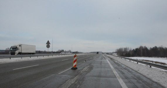 Szybciej, bezpieczniej i bardziej komfortowo - tak będzie się jeździć autostradą A1 w stronę Łodzi. Dziś (21 grudnia) znikają ostatnie zwężenia na budowanej A1 pomiędzy Kamieńskiem a Piotrkowem Trybunalskim w Łódzkiem.