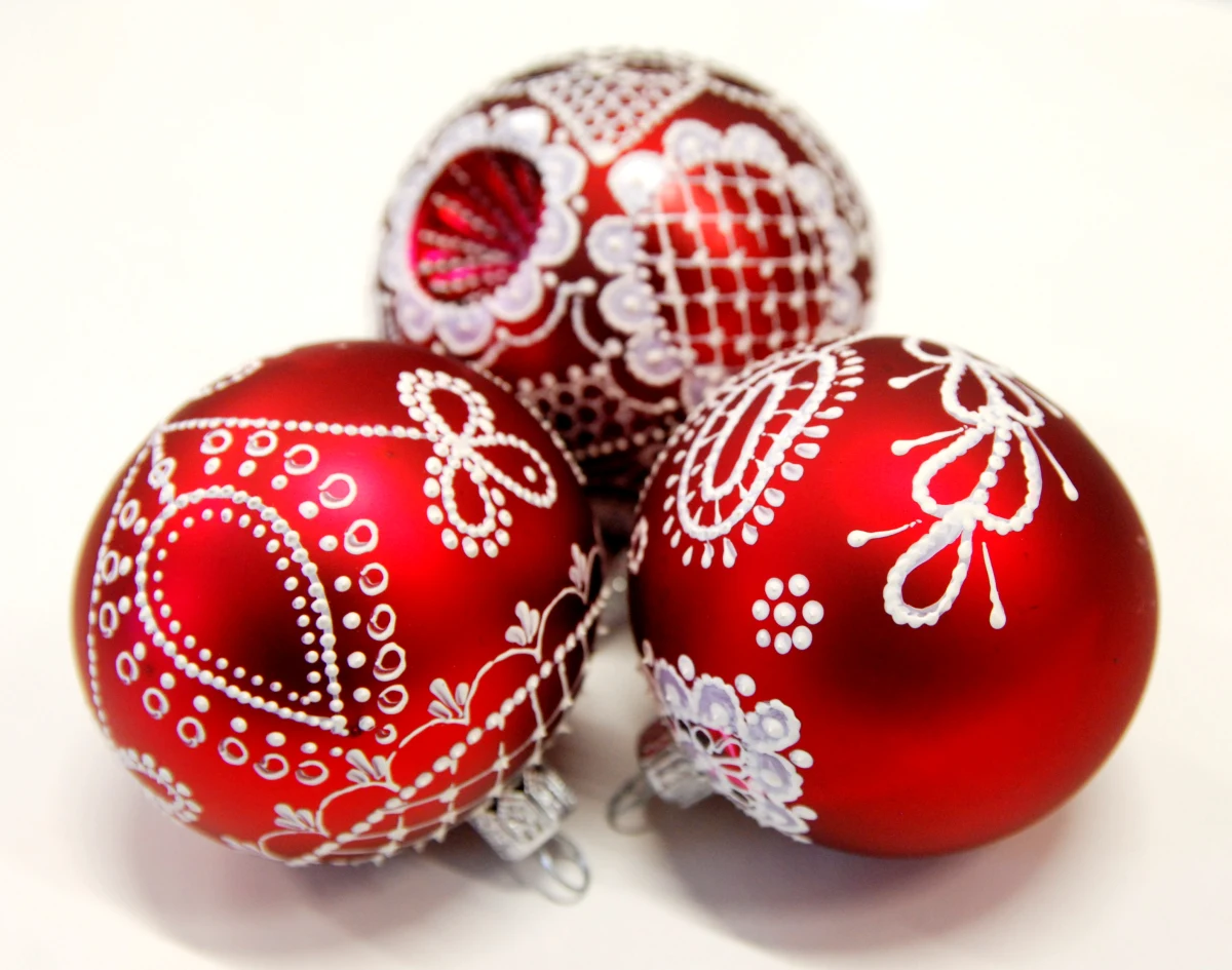 Bombka dolnośląska - to świąteczny znak rozpoznawczy tego regionu. Powstała w Muzeum Bombki w Miliczu. Jest szklana, jednokolorowa i zdobiona motywami pokazującymi wielokulturowość Dolnego Śląska. Po wojnie zjechała tam bowiem ludność z różnych stron.
