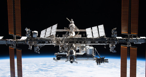 NASA odwołała przełożony z poniedziałku spacer kosmiczny na Międzynarodowej Stacji Kosmicznej. Tym razem ma to związek z informacjami, że niespełna pół kilometra od stacji przeleci fragment rosyjskiego kosmicznego złomu. 