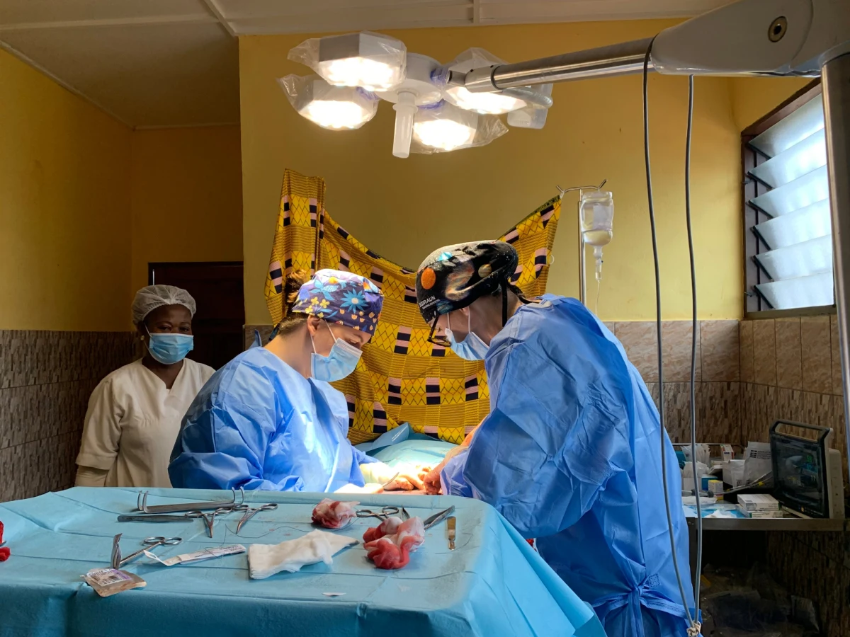 Trzy tygodnie temu dwie lekarki z Poznania wyruszyły do Esseng w Kamerunie, gdzie pomagały osobom zmagającym się z przepukliną. W sumie zoperowały 62 osoby.