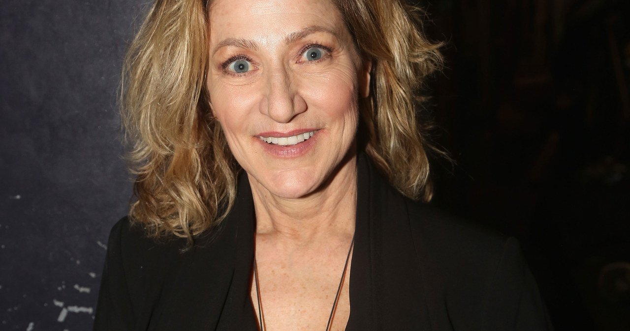 Popularność Edie Falco przyniosły role w serialach "Rodzina Soprano" oraz "Siostra Jackie". Znaną głównie z małego ekranu aktorkę można teraz oglądać w hicie Jamesa Camerona "Avatar: Istota wody". Gwiazda na planie tego filmu pracowała ponad cztery lata temu. Potem nie interesowała się tym, co dzieje się z tą produkcją. Z tego powodu była przekonana, że film już dawno trafił do kin i zaliczył spektakularną klapę.