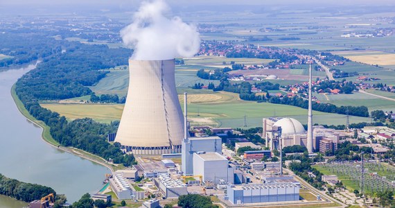 Tylko do końca zimy działać będę trzy ostatnie w Niemczech elektrownie jądrowe. Jak informuje dziennik "Die Welt", decyzję w tej sprawie podjął kanclerz Olaf Scholtz (SPD), choć za wydłużeniem pracy reaktorów opowiada się koalicyjne ugrupowanie FDP.
