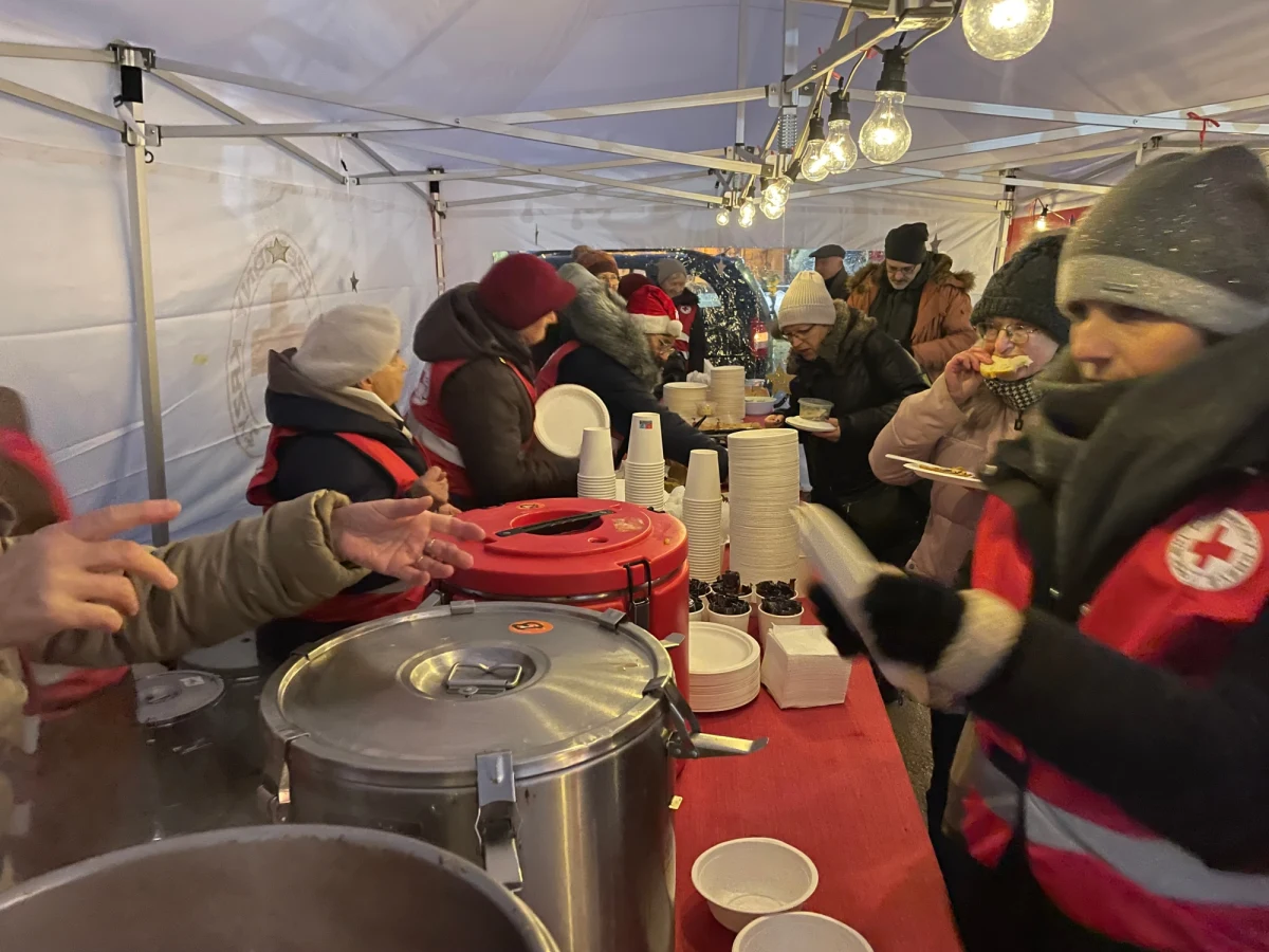 Na Placu Litewskim w Lublinie odbyło się przedświąteczne spotkanie integracyjne zorganizowane przez Oddział Okręgowy Polskiego Czerwonego Krzyża. Mogli w nim wziąć udział wszyscy, którzy czyli się głodni albo samotni. 