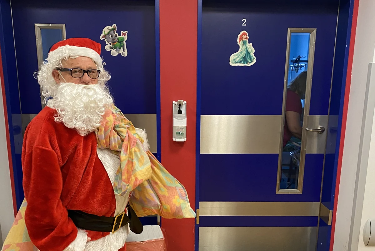 Święty Mikołaj - w którego rolę wcielił się aktor Tadeusz Chudecki - odwiedził dzieci w Szpitalach Pomorskich. Wyjątkowego gościa witali mali pacjenci przebywający na oddziałach: pediatrycznych i chirurgii dziecięcej w Szpitalu św. Wincentego a Paulo w Gdyni oraz w Szpitalu Specjalistycznym w Wejherowie.