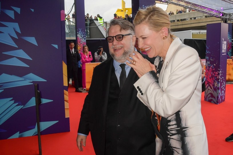 Przyjemne wspomnienia, jakie Cate Blanchett wyniosła z planu filmu "Zaułek koszmarów" Guillermo del Toro sprawiły, że aktorka chciała za wszelką cenę zagrać w kolejnej produkcji tego reżysera. Nie przeszkadzało jej to, że tym filmem był tworzony za pomocą animacji poklatkowej "Pinokio". Del Toro wyznał, że Blanchett prosiła go o to, by znalazł w nim jakąś rolę dla niej. Choćby nawet była to rola ołówka.