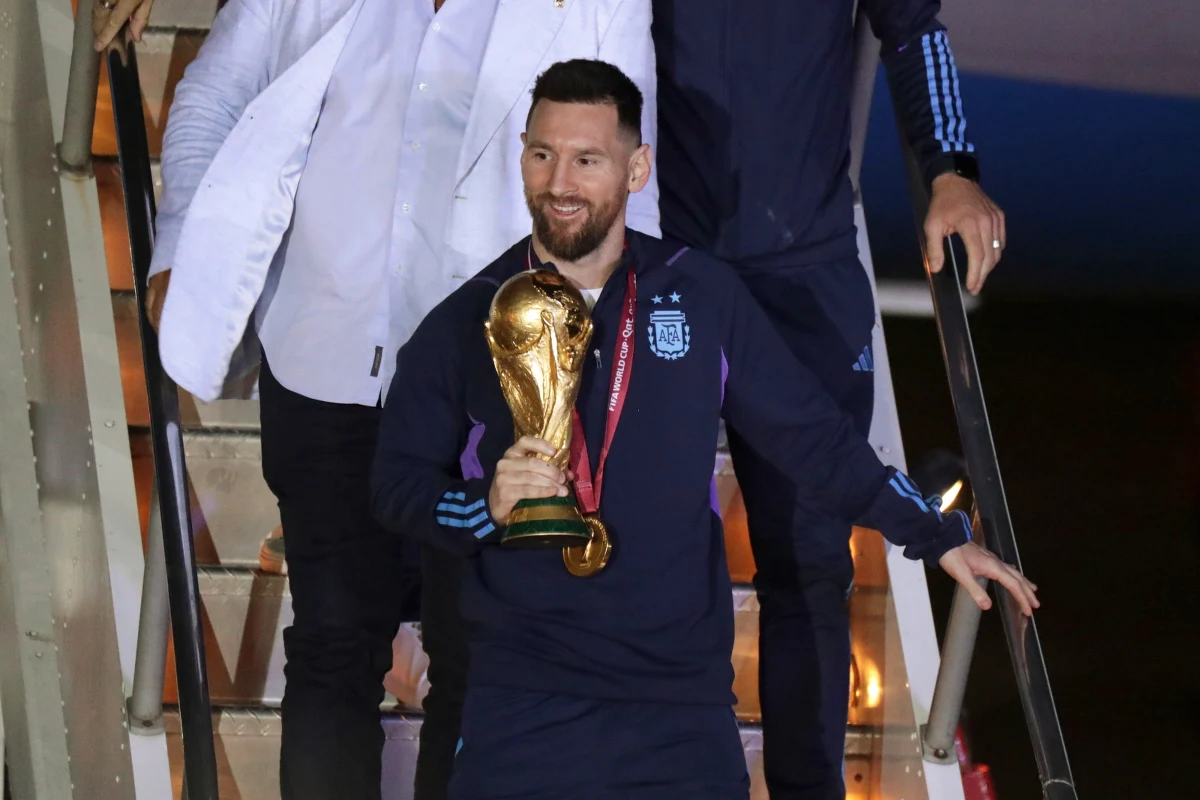 ​Francuski dziennik "Le Parisien" poinformował, że Lionel Messi przedłużył kontrakt z Paris Saint-Germain do końca sezonu 2023/24. 35-letni piłkarz gra w klubie ze stolicy Francji od lipca 2021 roku, gdy odszedł z Barcelony.