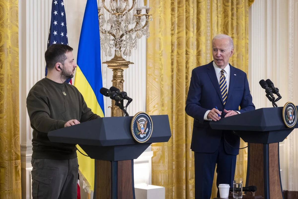 1,85 mld dolarów to koszt nowego pakietu pomocy Stanów Zjednoczonych dla Ukrainy w zakresie bezpieczeństwa - ogłosił Joe Biden. "Amerykanie rozumieją, że wojna w Ukrainie jest częścią czegoś większego, są gotowi, by przeciwstawić się ciemiężcom" - stwierdził Biden po spotkaniu z prezydentem Ukrainy Wołodymyrem Zełenskim. Ukraiński przywódca stwierdził, że jego wizyta w Stanach Zjednoczonych jest "historyczna".
