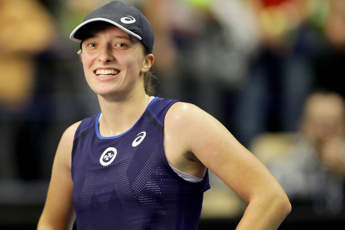 To był fantastyczny rok w wykonaniu Igi Świątek. Polka wiosną wygrywała mecz za meczem i turniej za turniejem. Triumfowała w dwóch imprezach wielkiego szlema. Od wielu tygodni jest liderką rankingu WTA i to z ogromną przewagą nad rywalkami. Poza tym Świątek włączyła się do pomocy Ukrainie walczącej z rosyjską inwazją i odważnie zabierała głos w ważnych dla siebie sprawach. Sezon Igi Świątek podsumowali Patryk Serwański i dziennikarz Canal Plus Żelisław Żyżyński. 