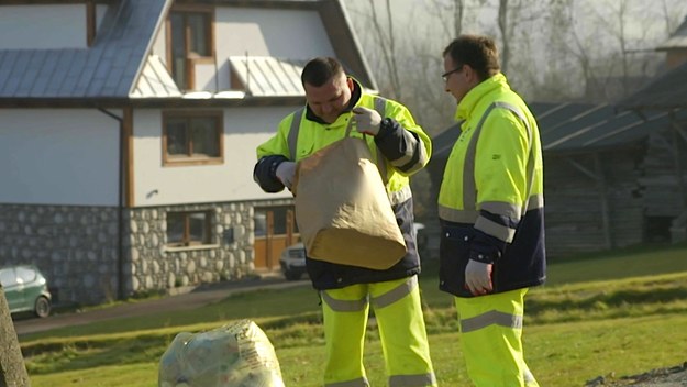 Losy niewidzialnych bohaterów, którzy towarzyszą wędrówkom naszych śmieci każdego dnia. Pokazujemy ich codzienną pracę, jak radzą sobie w trudnych sytuacjach, ale też, co ich bawi i sprawia, że praca jest dla nich nie tylko obowiązkiem. Śledźcie razem z nami perypetie pracowników służby odbierania odpadów komunalnych i dajcie się nimi zaskoczyć.