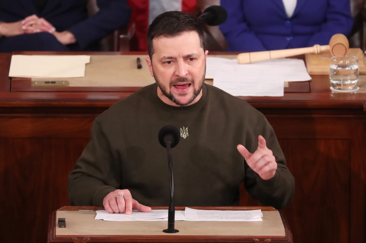 Sam przyjazd Zełenskiego do Waszyngtonu był aktem odwagi - opuścił kraj, który znajduje się w śmiertelnym niebezpieczeństwie. Niemniej opłacało się. Ukraiński prezydent dostał to, czego oczekiwał i zrobił imponujące wrażenie. Jak zaznaczają komentatorzy, Zełenski często zwracał się bezpośrednio do Amerykanów - poniekąd pomijając Kongres i Biały Dom - prosząc o dalszą pomoc. Zbliżył w ten sposób oba narody - ukraiński i amerykański. Jego doświadczanie medialne i osobisty urok odegrały w tej wizycie niebagatelną rolę.