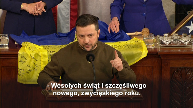 - Ukraina się nie poddała, Ukraina żyje i ma się dobrze - powiedział prezydent Wołodymyr Zełenski przed amerykańskim Kongresem. Przywódca broniącej się przed rosyjską napaścią Ukrainy podziękował za pomoc, którą jego kraj już otrzymał, ale także za tą, która ma dopiero nadejść.