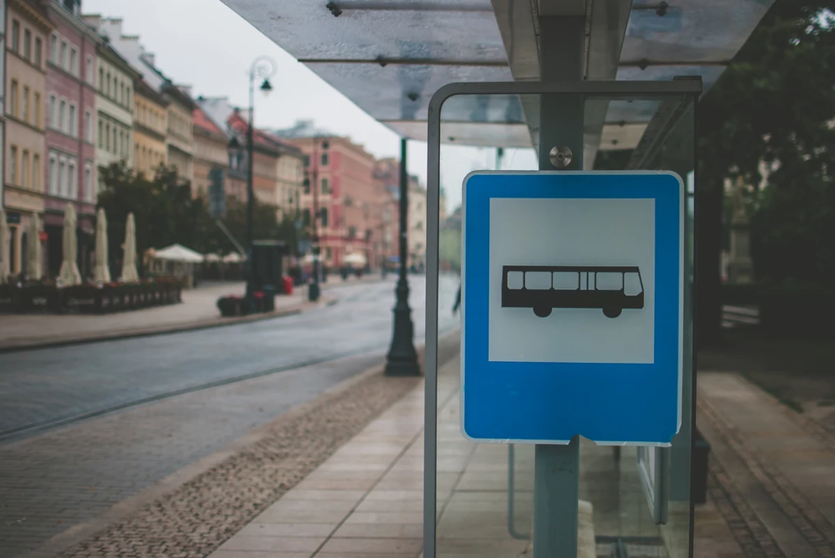 W okresie świątecznym komunikacja miejska w stolicy będzie kursowała według specjalnych rozkładów. Będzie zdecydowanie mniej kursów, na ulice wyjedzie też specjalna linia cmentarna dowożąca mieszkańców na Cmentarz Północny.