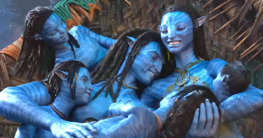 Superprodukcja "Avatar: Istota wody" ściąga do kin miliony widzów, ale jednocześnie spotyka się różnego rodzaju oskarżeniami. Po pierwszych pokazach filmu, Jamesowi Cameronowi zarzucono rasizm, opatrznie rozumiany feminizm i konserwatywny wydźwięk jego dzieła.