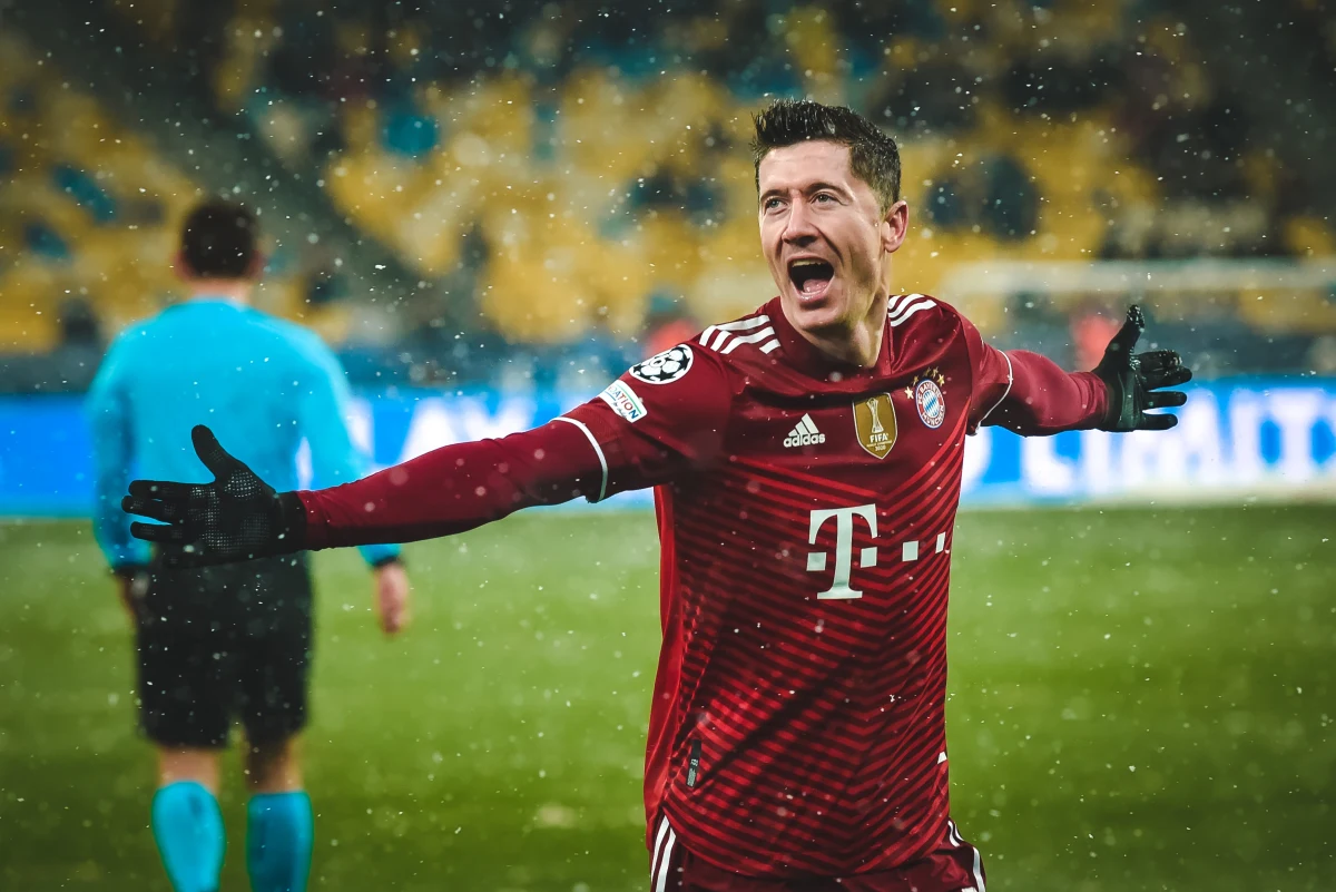 Robert Lewandowski został laureatem nagrody Golden Foot 2022. Napastnik Barcelony i kapitan reprezentacji Polski wygrał głosowanie, wyprzedzając wiele gwiazd światowego futbolu z Lionelem Messim na czele. Trofeum odebrał osobiście na gali w Monte Carlo.