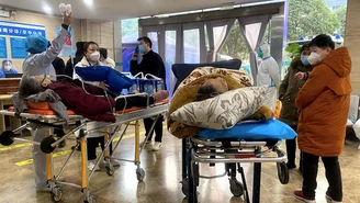 Chiny. Koronawirus: Zapełnione szpitale i kolejki karawanów do krematoriów