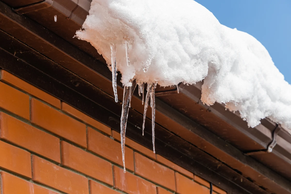 Oderwany lód z dachu budynku ranił dwie nastolatki w Bielsku-Białej. Obie dziewczyny trafiły do szpitali: jedna z nich ma rozciętą głowę, druga nie ma poważniejszych obrażeń - w szpitalu pozostanie na obserwacji.