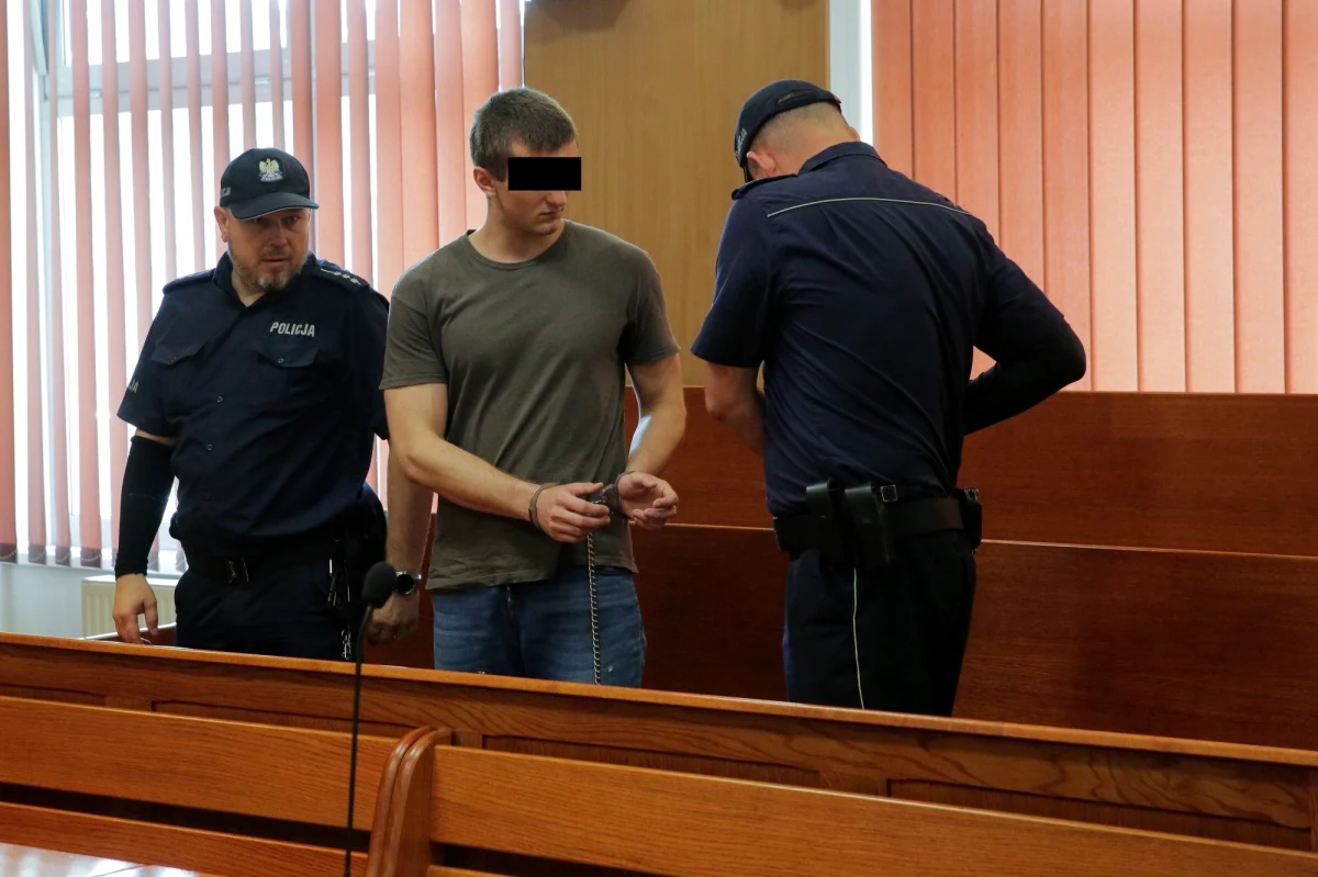 Nikodem C. ze Szczytna, który po osiemnastych urodzinach swojej dziewczyny próbował ją zabić, nie wyjdzie z aresztu. Sąd w Olsztynie zgodził się z decyzją prokuratora, że powinien on pozostawać w areszcie - poinformował rzecznik sądu.