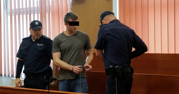 Nikodem C. ze Szczytna, który po osiemnastych urodzinach swojej dziewczyny próbował ją zabić, nie wyjdzie z aresztu. Sąd w Olsztynie zgodził się z decyzją prokuratora, że powinien on pozostawać w areszcie - poinformował rzecznik sądu.