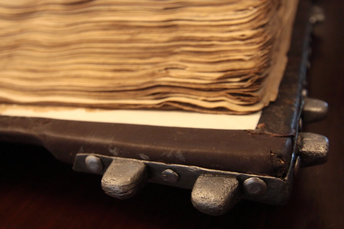 Chętnie co roku do nich wracamy, te melodie kojarzą nam się ze świątecznym nastrojem i klimatem. Śpiewają je mali i duzi, wierzący, wątpiący i ateiści. W polskiej tradycji są setki kolęd. Warto jednak sięgnąć do tradycji i zastanowić się gdzie i kiedy powstała pierwsza polska kolęda.