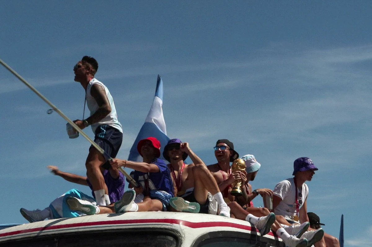 Niesmaczne kpiny z Kyliana Mbappe podczas świętowania w Buenos Aires zdobycia Pucharu Świata przez Argentynę powinny zostać zbadane przez FIFA – uważa francuski minister finansów Bruno Le Maire. Organizacja walcząca z rasizmem alarmuje natomiast o zalewie nienawistnych wpisów w mediach internetowych, które kierowane były wobec francuskich piłkarzy o afrykańskich korzeniach.