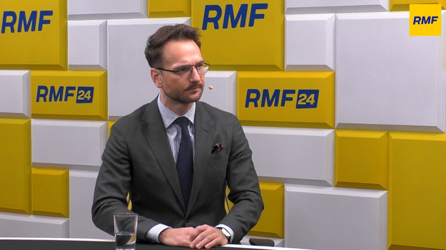 "Nie sądzę, że przed świętami będziemy mieć porozumienie w sprawie Krajowego Planu Odbudowy" - mówi w Rozmowie w południe w RMF FM Waldemar Buda, minister rozwoju i technologii. "Jeżeli mówimy o porozumieniu z Komisją Europejską - to jest to perspektywa lekko dłuższa. (...) Zakładam, że to styczeń będzie rozstrzygający. Ale czy to będzie finalizacja czy zaawansowany poziom - to tutaj bym tego nie rozstrzygał" - dodaje. Kiedy mogłyby zostać wypłacone Polsce środki z KPO w wysokości ok. 35 mld euro? "Dobrze byłoby, gdyby w pierwszym kwartale 2023 roku. Wszyscy wyczekujemy tej decyzji, zakładam,  ze ona się pojawi. Zeszło powietrze ze strony Komisji Europejskiej, która już bardzo pragmatycznie podchodzi do dyskusji".