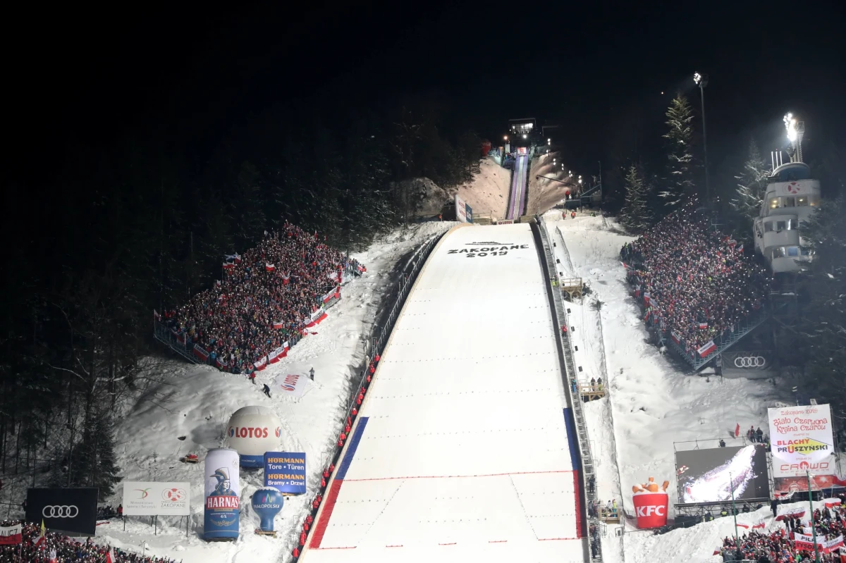 "Kolej wywożąca skoczków na Wielką Krokiew będzie gotowa do użytku przed styczniowymi zawodami Pucharu Świata" - poinformował dyrektor zakopiańskiego Ośrodka Przygotowań Olimpijskich COS Sebastian Danikiewicz. Walka o uruchomienie wyciągu trwa od wiosny.