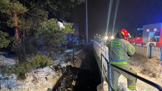 Czechowice-Dziedzice. Auto uderzyło w dom i wpadło do rzeki. Kierowca zniknął