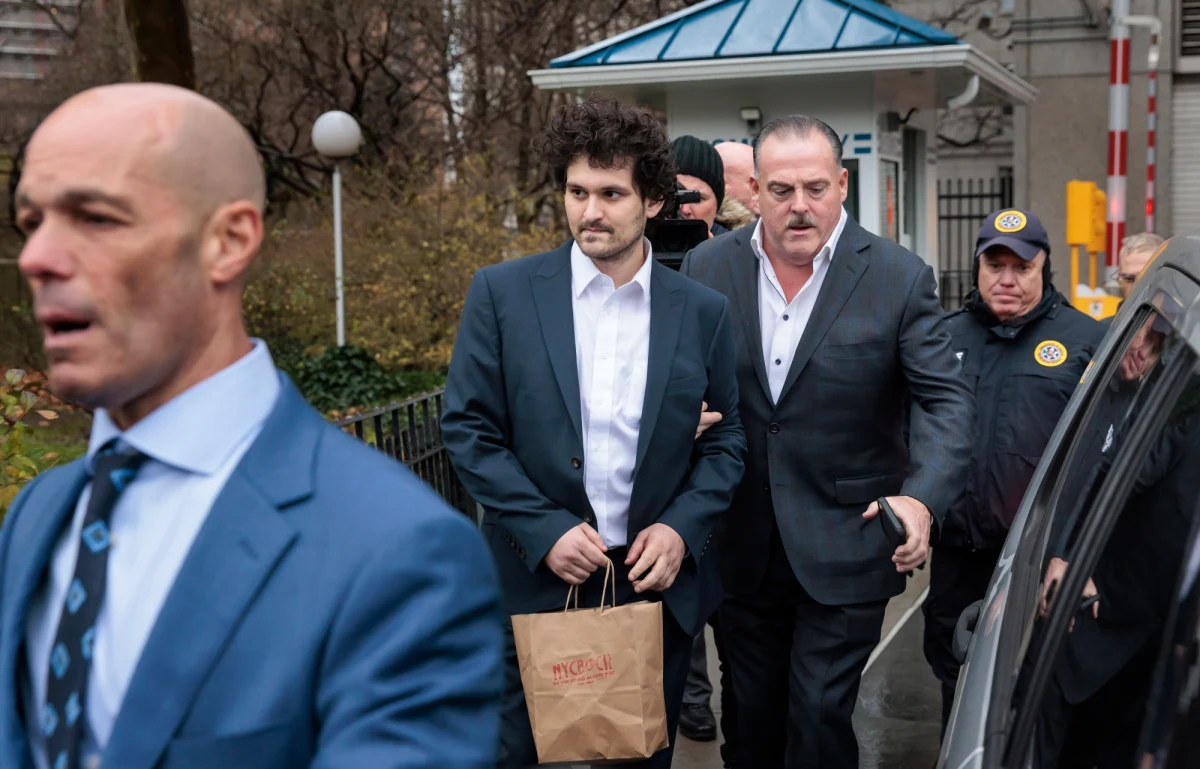 Założyciel upadłej giełdy kryptowalut FTX Sam Bankman-Fried został zwolniony przez sąd i wydany swoim rodzicom za kaucją w wysokości 250 mln dolarów. Teraz czeka go areszt domowy. 30-latek, nazywany swego czasu "królem kryptowalut", był szefem giełdy, z której z dnia na dzień wyparowały miliardy dolarów, pozbawiając zainwestowanych środków wielu ludzi na całym świecie.