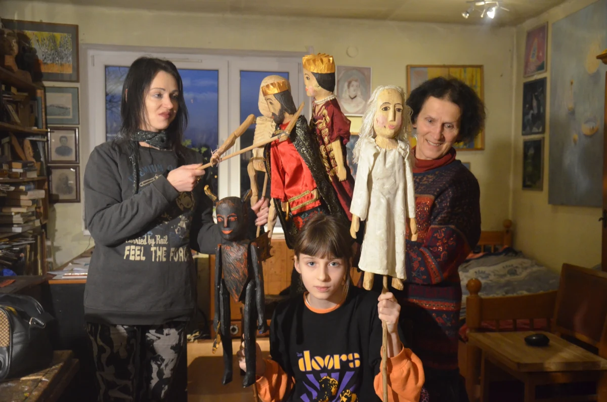 Jest taka rodzina, u której magia świąt trwa niemal cały rok. U sufitu wisi betlejemska gwiazda, zza szafy wyglądają kolorowe lalki do kolędowania, na stole szeleszczą staniole – błyszczące papierki, bez których nie powstałaby żadna szopka. To dom państwa Malików na krakowskich Dębnikach. W wigilijny czas odwiedziliśmy go z mikrofonem Radia RMF24. 