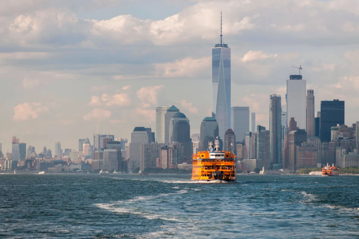 Chwile grozy przeżyli pasażerowie promu na Staten Island w Nowym Jorku. W maszynowni wybuchł pożar. Ratownicy ewakuowali prawie 900 osób. Pięć z nich zostało rannych.