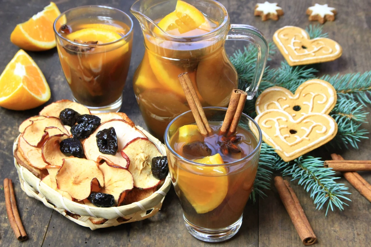 Kompot z suszu jest jedną z tradycyjnych potraw, której nie może zabraknąć w Polsce na wigilijnym stole. Jednak wiele osób, zwłaszcza dzieci, nie przepada za jego charakterystycznym smakiem. Wigilijny kompot warto pić nie tylko ze względu na zwyczaje, ale przede wszystkim na jego wartości dla naszego zdrowia. Co więc zrobić, aby wszyscy pili go ze smakiem?