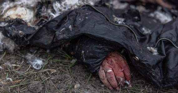 Dziennikarze "New York Times" powracają do tego, co dokładnie wydarzyło się na "drodze śmierci" w Buczy. Tak nazywana jest przez samych Ukraińców ulica Jabłońska w tym mieście pod Kijowem. To na niej po opuszczeniu Buczy przez rosyjskich żołnierzy znaleziono ciała kilkudziesięciu cywilów. Sprawcy tej masakry działali celowo i świadomie, w ramach operacji zabezpieczania drogi na Kijów – pisze NYT. Bezwzględni oprawcy bez skrupułów okradali zabitych z telefonów komórkowych, z których następnie dzwonili do swoich bliskich. Prezydent Rosji Władimir Putin od 8 miesięcy zaprzecza, że to rosyjscy żołnierze są odpowiedzialni za masakrę cywilów. 