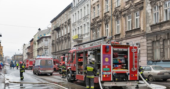 Nawet 10 lat może spędzić w więzieniu 34-latek, który podpalił dom jednorodzinny w krakowskim Podgórzu. Ogień odciął osobom znajdującym się na piętrze budynku drogę ucieczki. Na szczęście nikt nie ucierpiał. Po zatrzymaniu przez policję mężczyzna przyznał się do podpalenia, mówił, że chciał się zemścić na pracodawcy.

