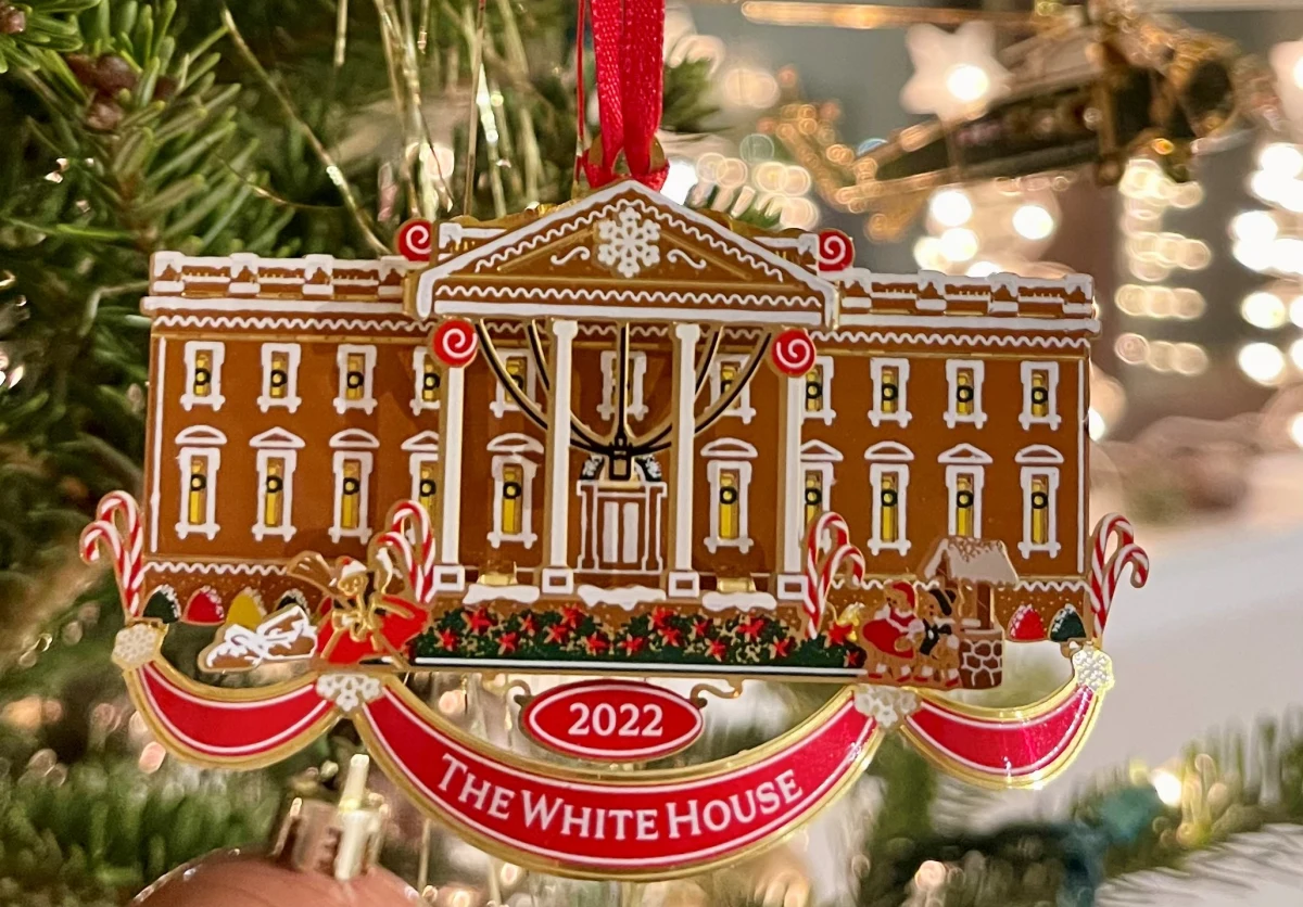 Wygląda jak Biały Dom z piernika i upamiętnia prezydenturę Richarda Nixona. Właśnie tak prezentuje się tegoroczna oficjalna ozdoba choinkowa Białego Domu. Każdego roku ma przypominać o ważnych wydarzeniach w rezydencji prezydentów USA i opowiadać historię konkretnej prezydentury.