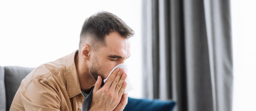 Wiosna to najtrudniejszy czas w roku dla alergików. Co więcej - w dobie koronawirusa - atakujące układ oddechowy pyłki mogą dawać mylące objawy. „Jeśli jest to na przykład nasilona duszność z jaką pacjent nie miał wcześniej do czynienia, wysoka gorączka, która nie jest typowym objawem uczulenia na pyłki – to wtedy można podejrzewać infekcję wirusową” – tłumaczy dr Marcel Mazur z Centrum Alergologii Klinicznej i Środowiskowej Szpitala Uniwersyteckiego w Krakowie. 