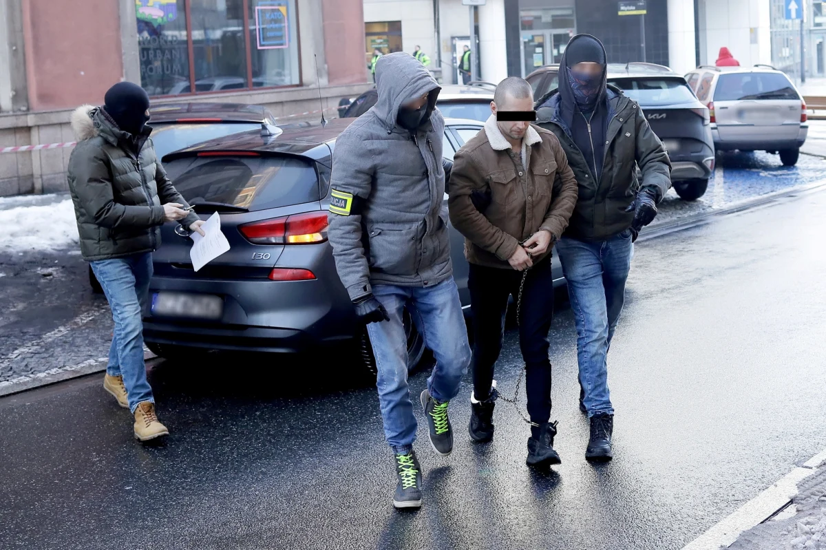 Katowicki sąd aresztował na trzy miesiące 37-latka podejrzanego o zabicie swego 62-letniego ojca – podała policja. Mężczyzna został zatrzymany w środę, po odnalezieniu ciała. W czwartek usłyszał zarzuty zabójstwa i zbezczeszczenia zwłok. Grozi mu dożywocie.