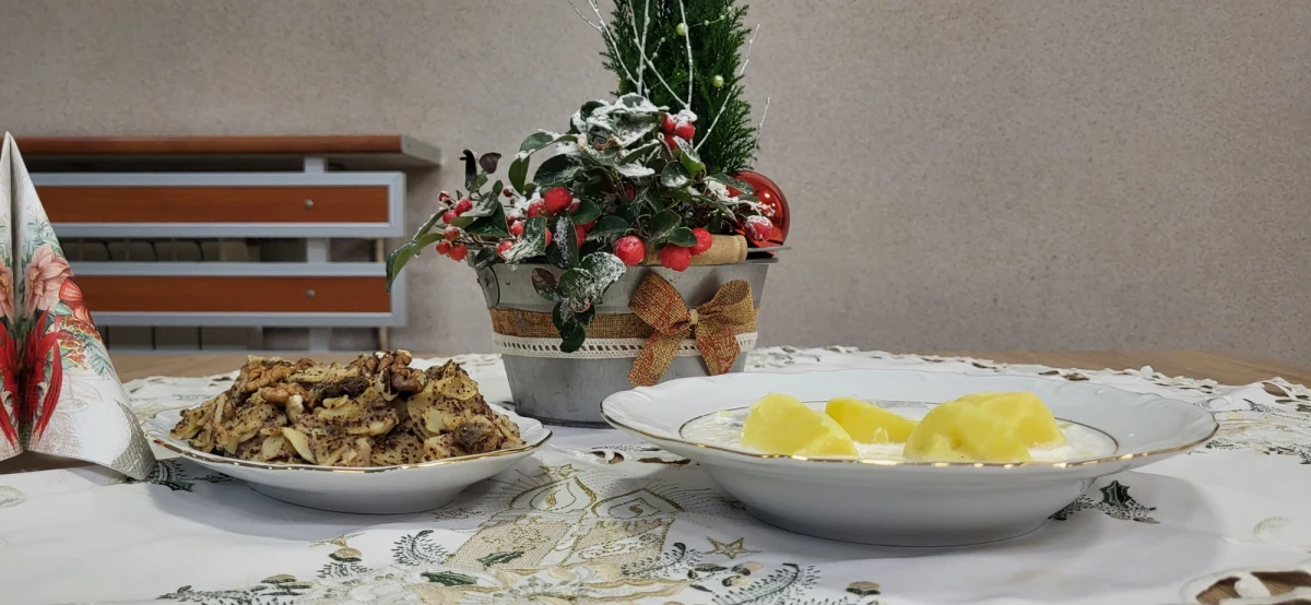 Dziś 12, a kiedyś 9 a nawet 7 dań pojawiało się na wigilijnych stołach. To zależało od zamożności mieszkańców. W RMF FM przyjrzymy się temu jakie potrawy kiedyś i dziś trafiały na wigilijny stół. XIX-wieczne dania w naszych czasach byłyby czymś nietypowym - wyjaśnia w rozmowie z reporterem RMF FM Beniaminem Piłat, regionalista Grzegorz Cieślewicz.