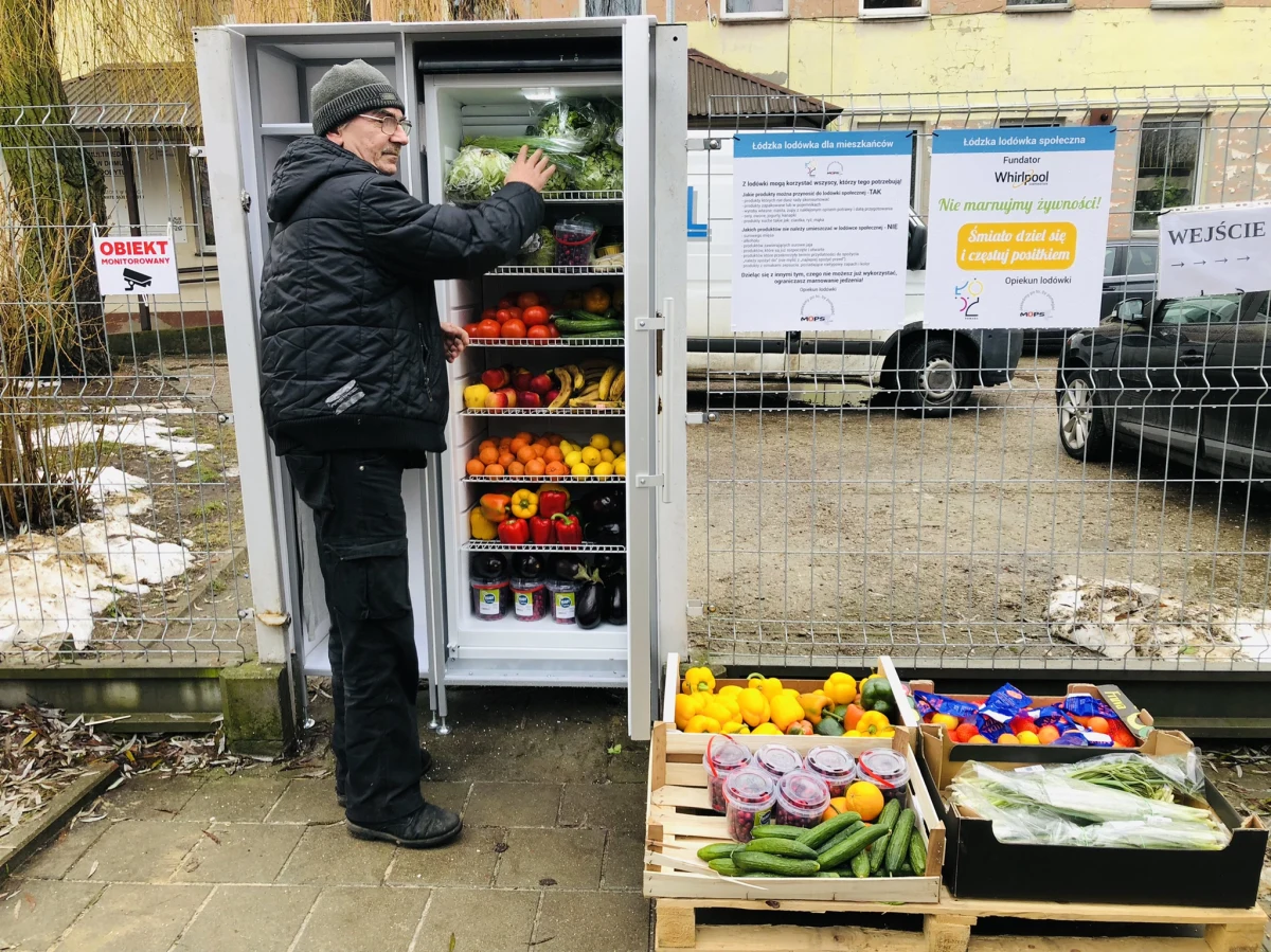 Nowa lodówka społeczna, za pośrednictwem której można podzielić się jedzeniem, dostępna jest już na łódzkim Widzewie. Została uruchomiona we współpracy z prywatnym inwestorem - firmą Whirlpool. Uzupełnieniem nowej lodówki społecznej jest funkcjonująca przy niej społeczna szafa. 