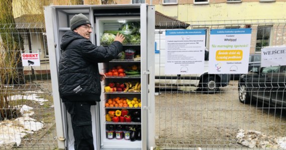 Nowa lodówka społeczna, za pośrednictwem której można podzielić się jedzeniem, dostępna jest już na łódzkim Widzewie. Została uruchomiona we współpracy z prywatnym inwestorem - firmą Whirlpool. Uzupełnieniem nowej lodówki społecznej jest funkcjonująca przy niej społeczna szafa. 