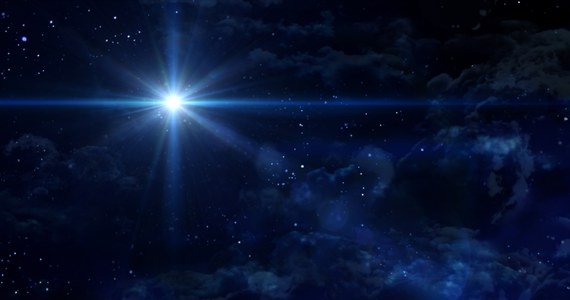 Pierwsza gwiazdka to nieodłączny element Wigilii. Zgodnie z tradycją, gdy zabłyśnie na niebie, pora zasiąść do wspólnej wieczerzy. O której godzinie należy jej wypatrywać w tym roku?