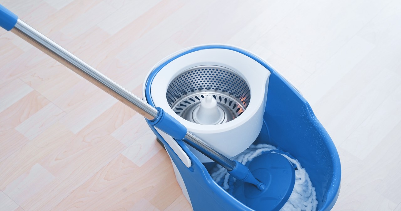 Tak łatwo wyczyścisz mopa. Nie wydasz ani grosza i nie ubrudzisz sobie rąk