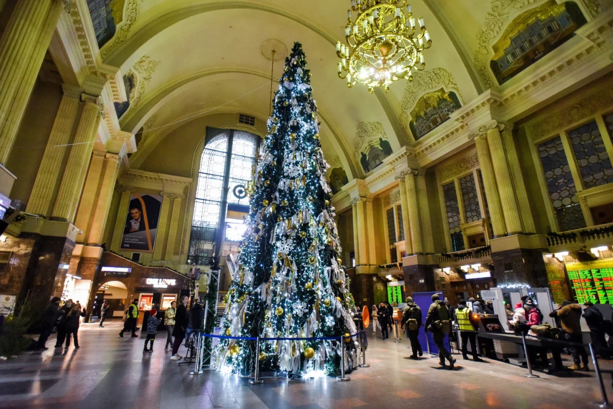 Ukraińska ziemio – pochylam się nad tobą. Nad lejami po bombach i bruzdami wyżłobionymi gąsienicą czołgu. Obrastasz kikutami drzew. Osmalona pożarami domów, toniesz w łupieżu armatnich łusek. Okaleczono cię! Stałaś się ugorem, na którym długo jeszcze nic nie wyrośnie. Padłaś ofiarą kazirodczego gwałtu. Potwór nazywa cię siostrą, zapinając na naszych oczach zdradziecki rozporek. Kiedyś byłaś spiżarnią Europy, a teraz przypominasz zmasakrowaną Flandrię. Nie latają nad tobą pasażerskie samoloty. Brakuje ci prądu. Pogwizdujesz pociskami, a w rozprutym brzuchu burczą ci eksplozje. Obyś doczekała łaskawszej wiosny. 