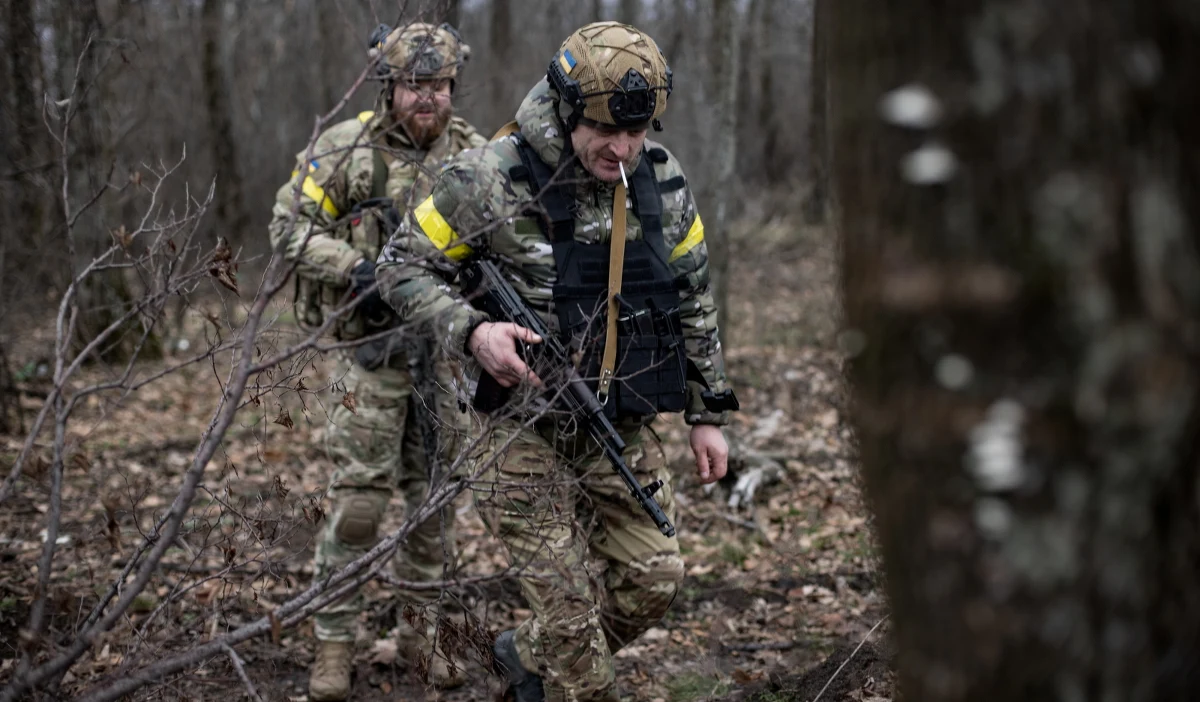Siły ukraińskie poinformowały, że udało im się odeprzeć kolejne rosyjskie ataki w rejonie Bachmutu w obwodzie donieckim. Co więcej, Rosjanie mieli wycofać się z południowych i wschodnich obrzeży miasta, o które od sierpnia toczą się ciężkie i krwawe walki.