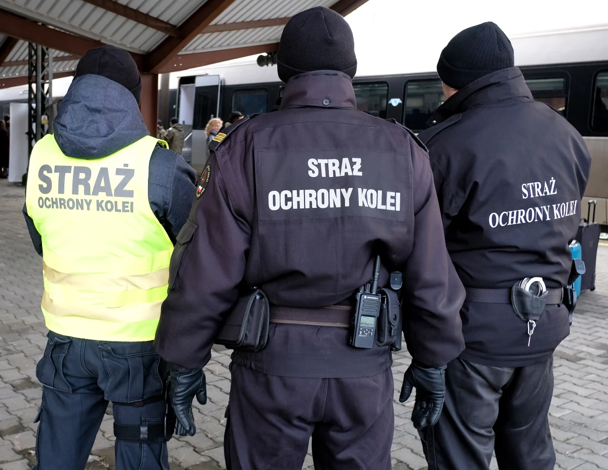 Funkcjonariusze Straży Ochrony Kolei w Przemyślu uratowali w piątek dwie osoby. Mundurowi z płonącego domu w Muninie na Podkarpaciu wyprowadzili 5-letnią dziewczynkę i jej 75-letniego dziadka.