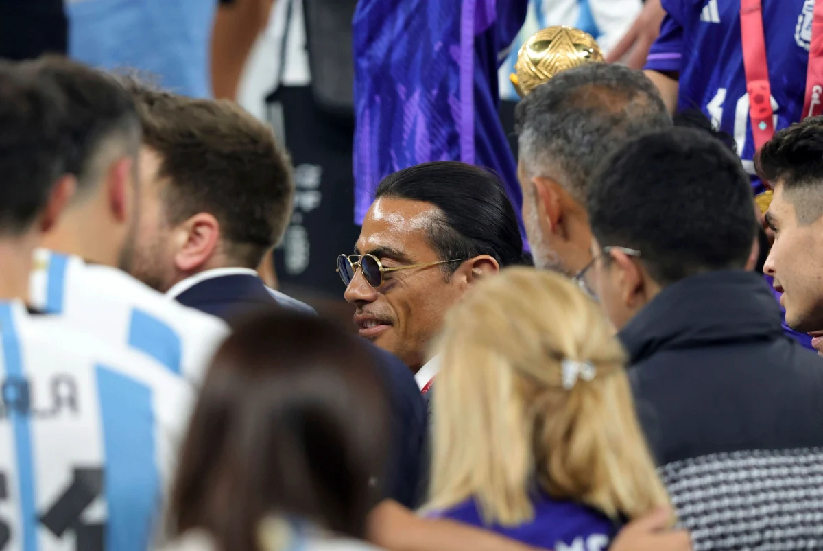 Turecki celebryta i właściciel sieci restauracji Nusret Gokce paradował pomiędzy Argentyńczykami odbierającymi Puchar Świata za zwycięstwo na mundialu w Katarze. FIFA wszczęła śledztwo, aby wyjaśnić, w jaki sposób Turek dostał się na murawę Lusail Stadium, miał dostęp do piłkarzy i trzymał trofeum dla zwycięzców piłkarskich mistrzostw świata.