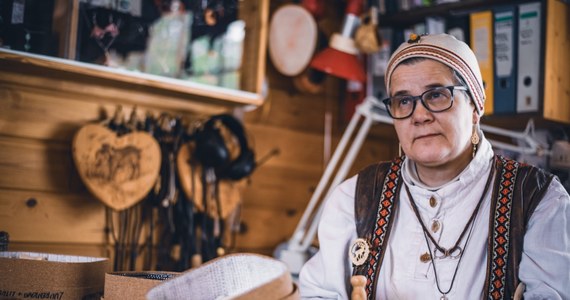 "W Laponii żyjemy w zgodzie z naturą. A nasza otwartość bierze się z tego, że wiele, wiele lat temu odkrywcy przybyli do tej części świata. I my wciąż tacy jesteśmy – zainteresowani, ciekawi tego, dlaczego ktoś tu przyjechał, 'zapuścił się' na północ" - mówi Irene Kangasniemi, artystka rękodzielnicza, propagatorka sztuki i tradycji Laponii. W rozmowie z Katarzyną Staszko opowiada o wigilijnych zwyczajach w tej części świata, o życiu blisko natury i o tym, dlaczego cisza jest tak ważna.