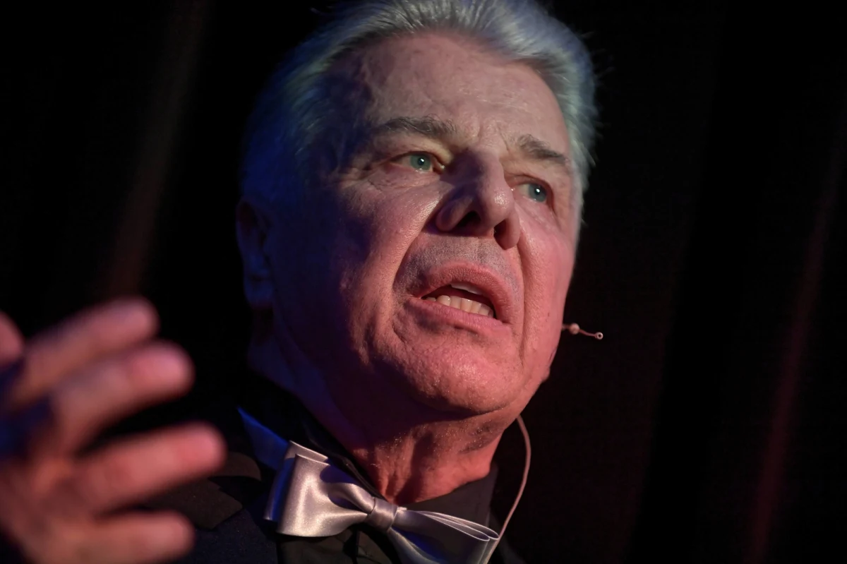 ​Wybitny aktor i reżyser teatralny, filmowy, musicalowy i dubbingowy, wokalista i pisarz, założyciel Fundacji Atut i Teatru Kamienica Emilian Kamiński został odznaczony przez ministra kultury i dziedzictwa narodowego złotym medalem "Zasłużony Kulturze Gloria Artis" - poinformowało w piątek MKiDN.